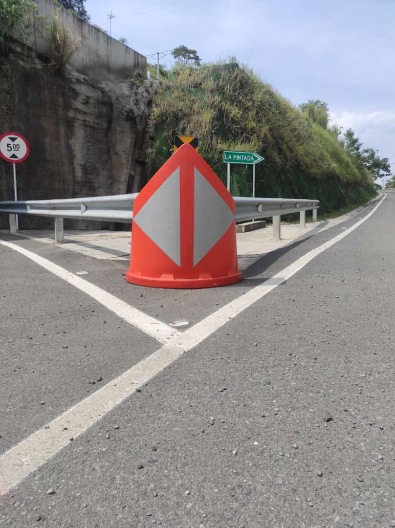 baliza divergente de seguridad vial en uso